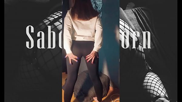Sabotageporn позирует в чулках и нижнем белье, показывает свою сочную попку и потом трахается в анал